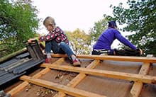 Hausbauepoche Satteldach entfernt um Holzständerwerk herzurichten
