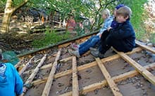 Kinder bauen mit Eifer Geschick Dach abgedeckt